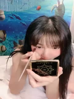 一个纯洁贪婪的美少女！甜美美卡！开开朋友。